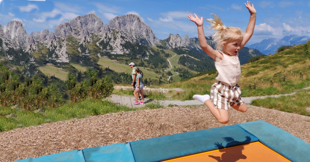 trampoline springen boven op de berg