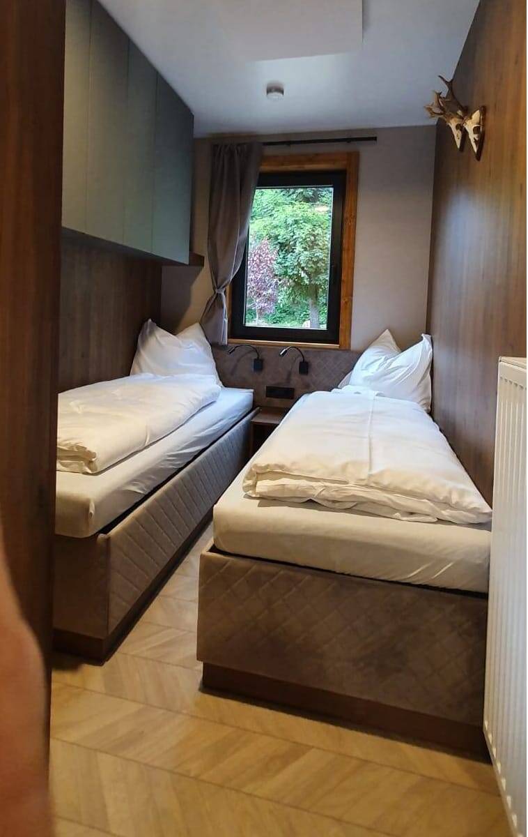 twee enkel bedden 1200